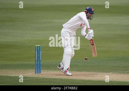 Essex's Sir Alastair Cook während des LV= Insurance County Championship-Spiels auf dem Essex County Ground, Chelmsford. Bilddatum: Donnerstag, 8. April 2021. Stockfoto