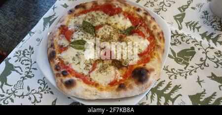 Die dampfende hausgemachte Pizza margherita Stockfoto