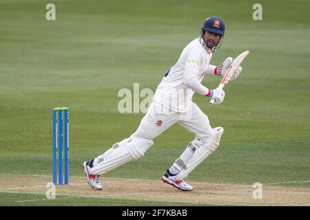 Essex's Sir Alastair Cook während des LV= Insurance County Championship-Spiels auf dem Essex County Ground, Chelmsford. Bilddatum: Donnerstag, 8. April 2021. Stockfoto