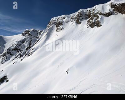 Große Schneeverwehungen in den europäischen Bergen. Foto in der Nähe des Schwarzstockli in Glarus. Winterlandschaft, Skitouren. So Stockfoto