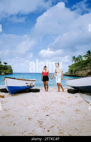 Playa Lagun Beach Cliff Curacao, wunderschöne tropische Bucht mit weißem Sand und blauem Ozean Curacao Karibik, Männer und Frauen mittleren Alters Paar am tropischen Strand Stockfoto