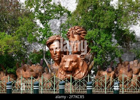 Las Vegas NV USA 10-2-18 Zwischen Mirage und Treasure Island befindet sich diese gigantische Statue mit den Köpfen der Zauberer Siegfried, Roy Stockfoto