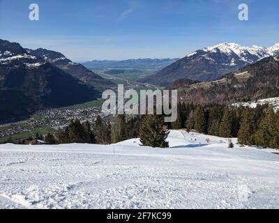 Von den Skipisten im Frühjahr. Skigebiet Schilt Fronnalp in Glarus mit Blick ins Tal. Federispitu. Skisport Stockfoto