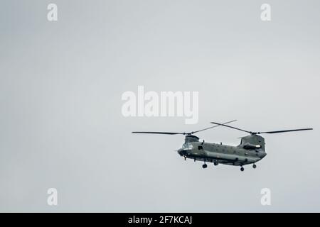RAF Chinook Helikopter (Boeing HC.MK 6), der vor einem trüben grauen Himmel fliegt. Stockfoto