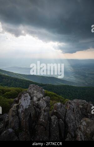 An einem stürmischen Nachmittag im Shenandoah National Park, der vom Stony man Mountain aus gesehen wird, strahlen die Lichtstrahlen das Shenandoah Valley aus. Stockfoto