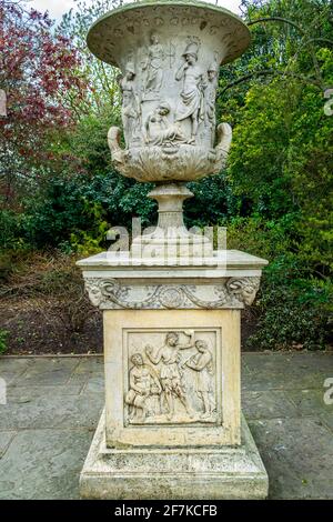 Statuen oder Skulpturen im Royal Botanic Gardens Kew, Kew Garden, London. Stockfoto