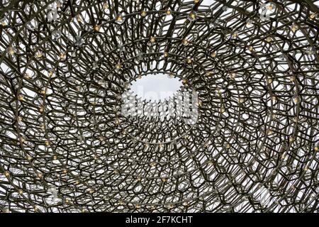 Die immersive Kunstinstallation Hive im Royal Botanic Gardens Kew, die vom Künstler Wolfgang Buttress entworfen wurde und aus Hunderten von LED-Leuchten besteht Stockfoto