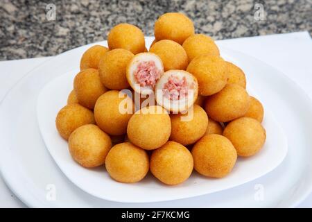 Gebratener Knödel, gefüllt mit Schinken Stockfoto