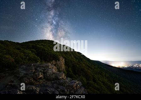 Milchstraße über dem Stony man Mountain im Shenandoah National Park in Virginia. Stockfoto