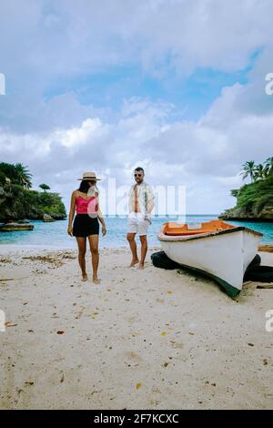 Playa Lagun Beach Cliff Curacao, wunderschöne tropische Bucht mit weißem Sand und blauem Ozean Curacao Karibik, Männer und Frauen mittleren Alters Paar am tropischen Strand Stockfoto