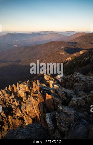 Ein klassischer Abendblick von den Stony man Mountains im Shenandoah National Park bei einem trüben Sonnenuntergang. Stockfoto