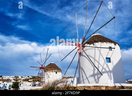 Berühmte Touristenattraktion von Mykonos, Griechenland. Zwei traditionelle, weiß getünchte Windmühlen am Wasser und in der Stadt. Sommer, Reiseziel, ikonische Aussicht. Stockfoto