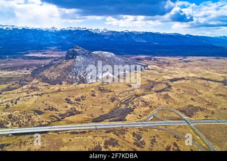 Lika-Region. ZIR Hügel und Velebit Berg in Lika Landschaft Blick. Autobahn A1. Ländliches Kroatien Stockfoto