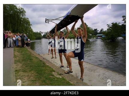 SIR Steve Redgrave,Mathew Pinsent,James Cracknell und Tim Foster rudern zum letzten Mal das Boot, in dem sie Olympisches Gold in Sydney zum River and Rowing Museum in Henley-on-Thames gewannen Stockfoto