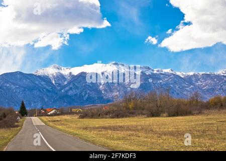 Lika Road Landschaft und Velebit Berg schneebedeckten Gipfeln Blick, Lika Region von Kroatien Stockfoto