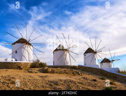 Berühmte Touristenattraktion von Mykonos, Kykladen, Griechenland. Vier traditionelle, weiß getünchte Windmühlen am Wasser. Sommer, Reiseziel, ikonische Aussicht. Stockfoto