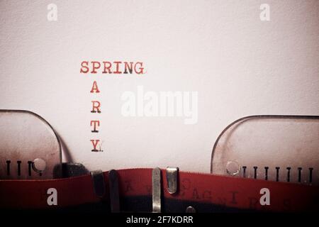 Spring Party Phrase geschrieben mit einer Schreibmaschine. Stockfoto