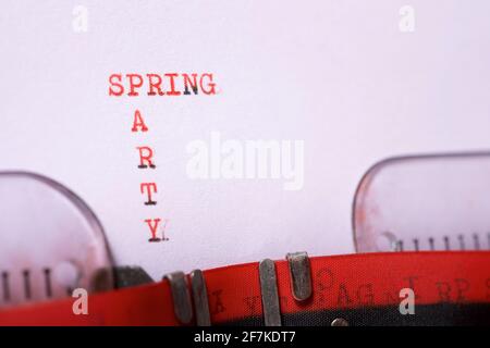 Spring Party Phrase geschrieben mit einer Schreibmaschine. Stockfoto