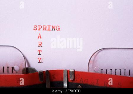 Spring Party Phrase geschrieben mit einer Schreibmaschine. Stockfoto