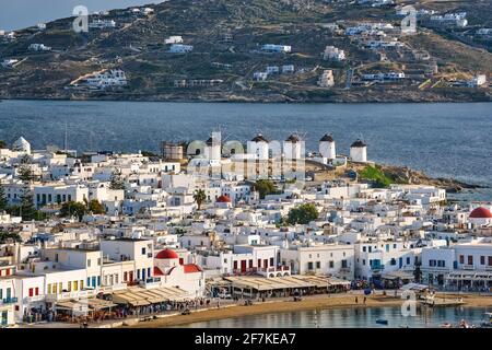 Schöne Aussicht auf Mykonos, Kykladen, Griechenland und seine berühmten weißen Windmühlen. Weiß getünchte Häuser. Urlaub, Freizeit, mediterraner Lebensstil Stockfoto