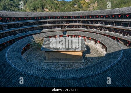 Innenansicht eines Tulou, einer traditionellen chinesischen Architektur in der Provinz Fujian, China. Stockfoto