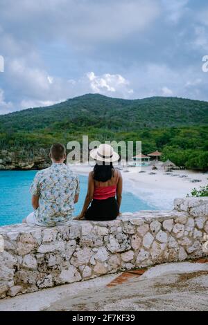 Grote Knip Strand Curacao, Insel Strand von Curacao in der Karibik Männer und Frauen im Urlaub besuchen den Strand. Paar mittleren Alters Männer und Frauen am Strand Playa Knip Stockfoto