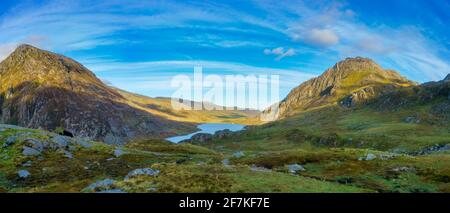 Ein Panorama von Pen yr Ole Wen und Tryfan im Snowdonia National Park in Nordwales, Großbritannien Stockfoto