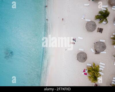 Luftaufnahme der Küste von Curacao in der Karibik mit türkisfarbenem Wasser, weißem Sandstrand und schönem Korallenriff an der Playa Cas Abao Curacao Stockfoto