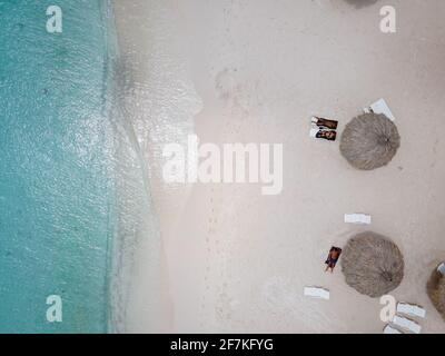 Luftaufnahme der Küste von Curacao in der Karibik mit türkisfarbenem Wasser, weißem Sandstrand und schönem Korallenriff an der Playa Cas Abao Curacao Stockfoto