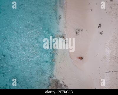 Luftaufnahme der Küste von Curacao in der Karibik mit türkisfarbenem Wasser, weißem Sandstrand und schönem Korallenriff an der Playa Cas Abao Curacao Stockfoto