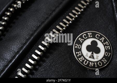 Nahaufnahme der Biker Jacke Reißverschluss und Ace Cafe Batch . Stockfoto