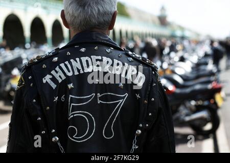 Rückansicht von Rocker in einer lackierten Lederjacke im England im Ace Cafe Brighton Burn Up, Großbritannien Stockfoto