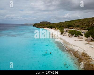 Luftaufnahme der Küste von Curacao in der Karibik mit türkisfarbenem Wasser, weißem Sandstrand und schönem Korallenriff an der Playa Cas Abao Curacao Stockfoto