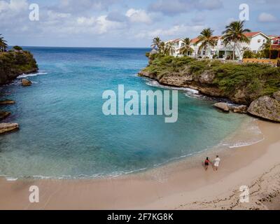 Playa Lagun Beach Cliff Curacao, wunderschöne tropische Bucht mit weißem Sand und blauem Ozean Curacao Karibik, Männer und Frauen mittleren Alters Paar am tropischen Strand Stockfoto