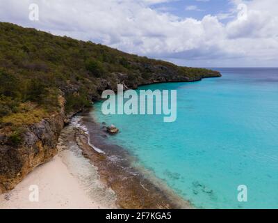 Luftaufnahme der Küste von Curacao in der Karibik mit türkisfarbenem Wasser, weißem Sandstrand und schönem Korallenriff an der Playa Cas Abao Curacao Stockfoto