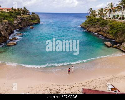 Playa Lagun Beach Cliff Curacao, wunderschöne tropische Bucht mit weißem Sand und blauem Ozean Curacao Karibik, Männer und Frauen mittleren Alters Paar am tropischen Strand Stockfoto