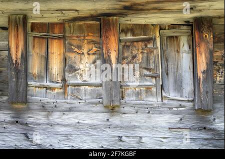 Rustikale Fensterläden aus Holz, Alpenscheune, Oberwald, Schweiz Stockfoto