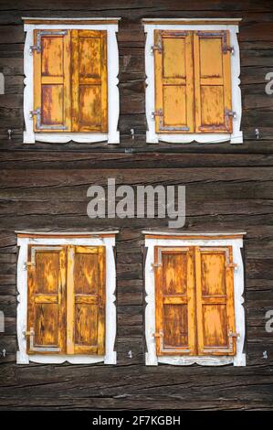 Rustikale Fensterläden aus Holz, Alpenscheune, Oberwald, Schweiz Stockfoto