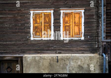 Rustikale Fensterläden aus Holz, Alpenscheune, Oberwald, Schweiz Stockfoto