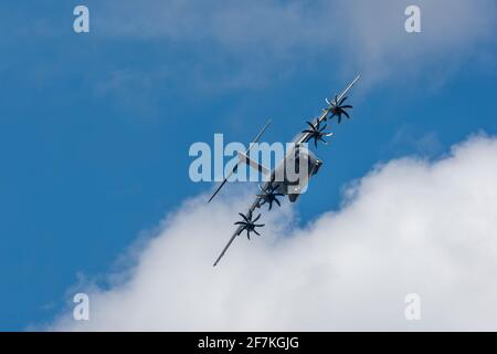 Airbus A400M Militärtransportflugzeug im Flug Stockfoto