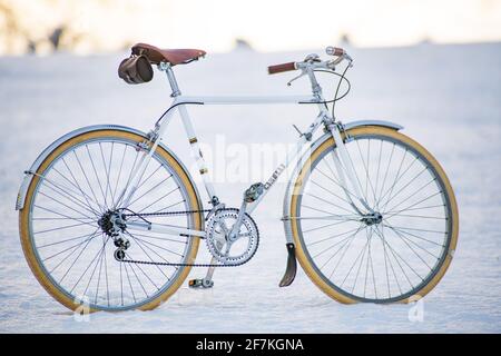 enns, österreich, 08. april 2021, italienisches Rennrad cinelli riviera im Schnee Stockfoto