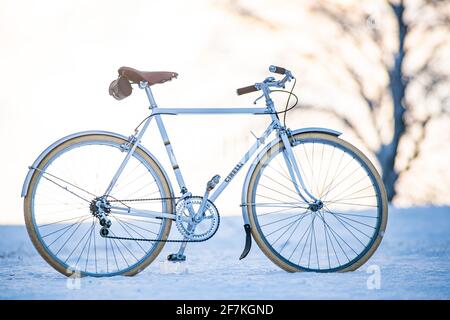 enns, österreich, 08. april 2021, italienisches Rennrad cinelli riviera im Schnee Stockfoto