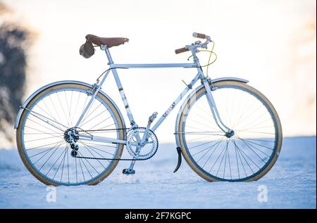 enns, österreich, 08. april 2021, italienisches Rennrad cinelli riviera im Schnee Stockfoto