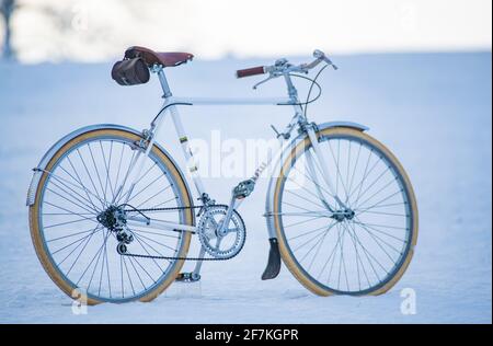 enns, österreich, 08. april 2021, italienisches Rennrad cinelli riviera im Schnee Stockfoto