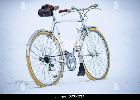 enns, österreich, 08. april 2021, italienisches Rennrad cinelli riviera im Schnee Stockfoto