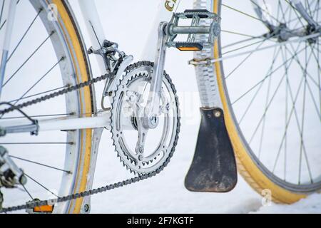 enns, österreich, 08. april 2021, Kettenradgarnitur eines italienischen Oldtimer-Rennrads cinelli riviera im Schnee Stockfoto