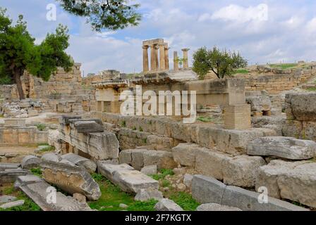 Ruinen des alten Korinth, Tempel des Apollo, andere Ruinen vor, Griechenland, Europa Stockfoto