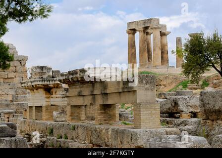 Ruinen des alten Korinth, Tempel des Apollo, andere Ruinen vor, Griechenland, Europa Stockfoto