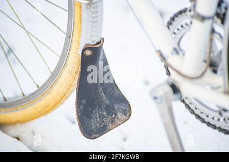 enns, österreich, 08. april 2021, italienisches Rennrad cinelli riviera im Schnee Stockfoto