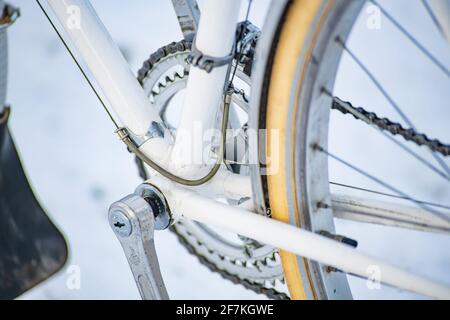 enns, österreich, 08. april 2021, italienisches Rennrad cinelli riviera im Schnee Stockfoto